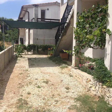 Apartment Green In Nin 아파트 닌